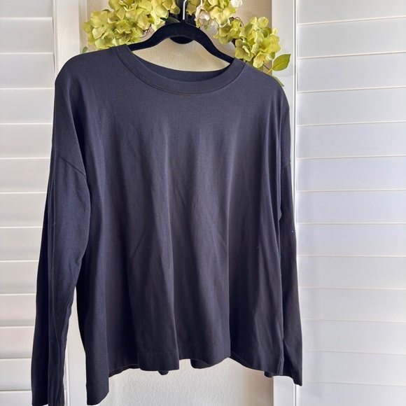 Classic Black Women's Top - Picture 2 of 2